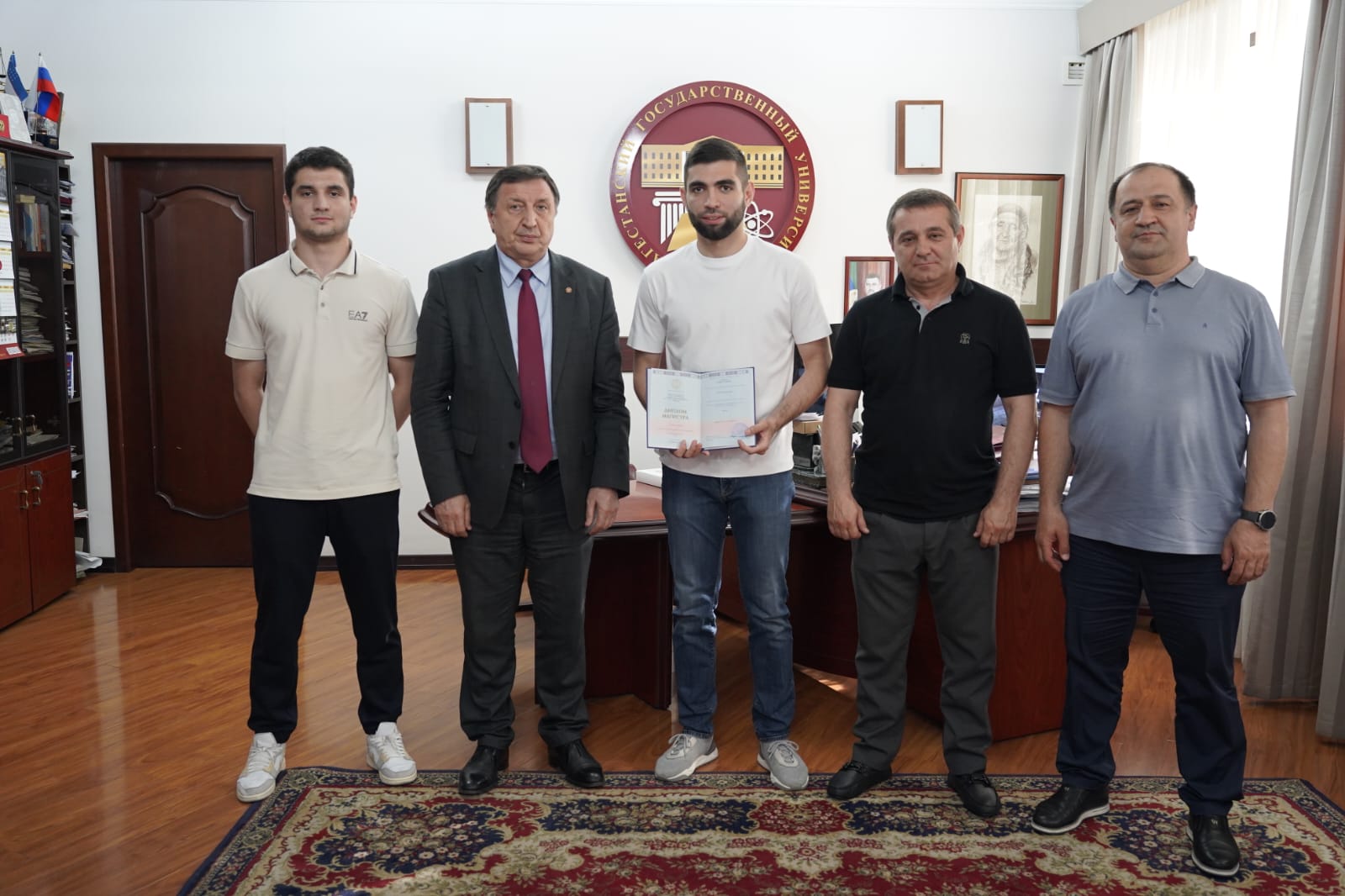 Ректор ДГУ вручил диплом магистра нападающему «Динамо» Гамиду Агаларову