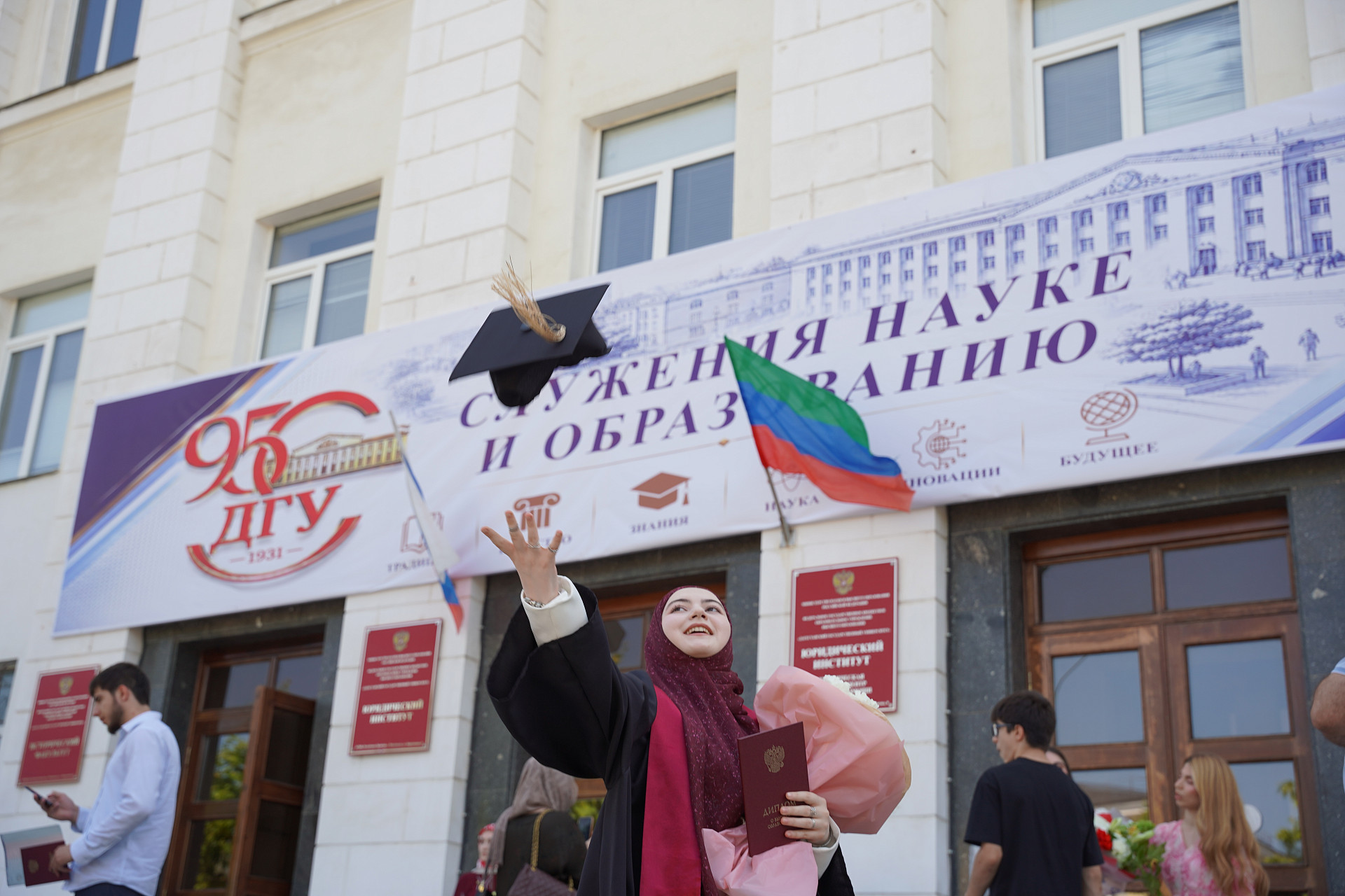 Лучшим выпускникaм ДГУ вручили крaсные дипломы