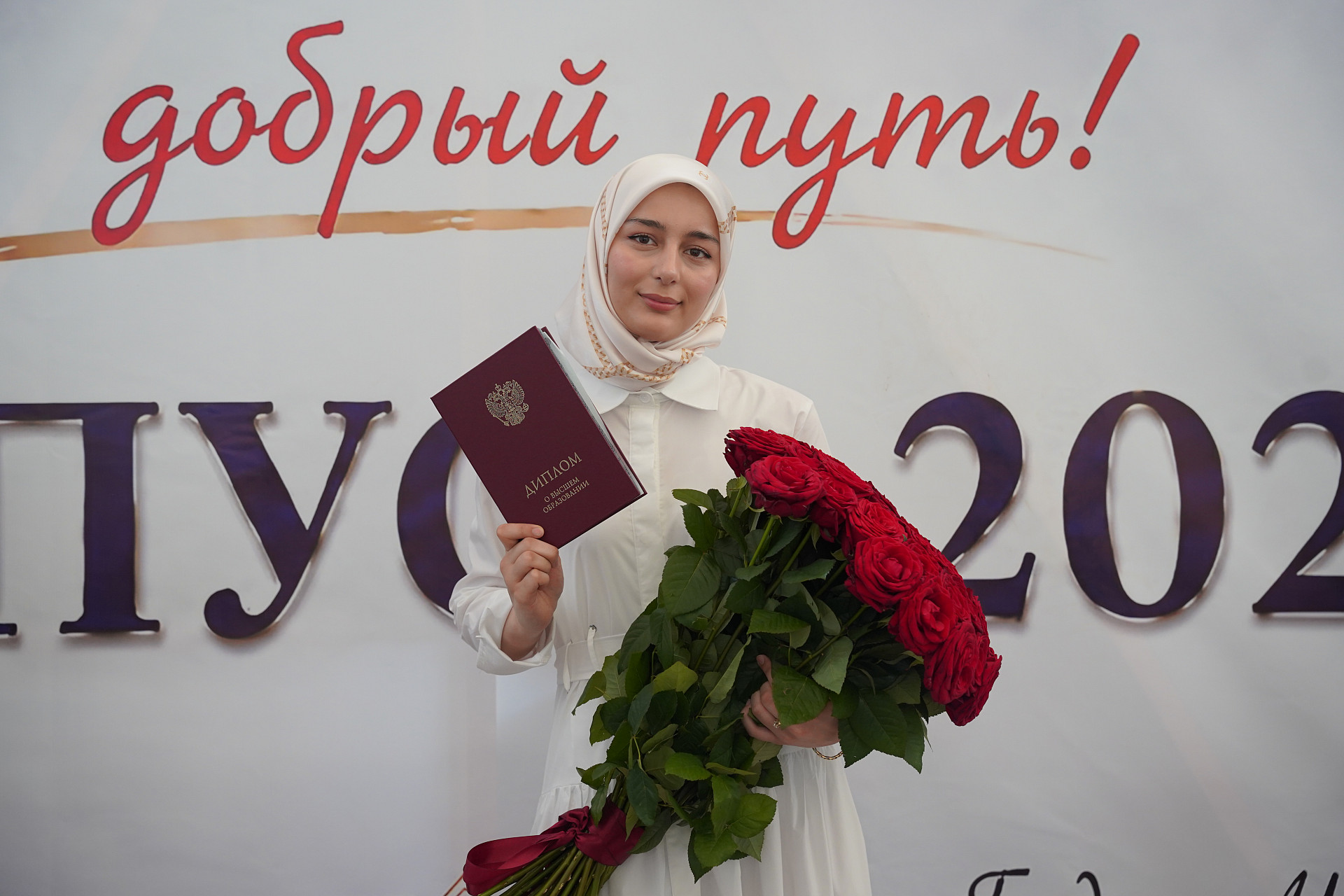 Лучшим выпускникaм ДГУ вручили крaсные дипломы