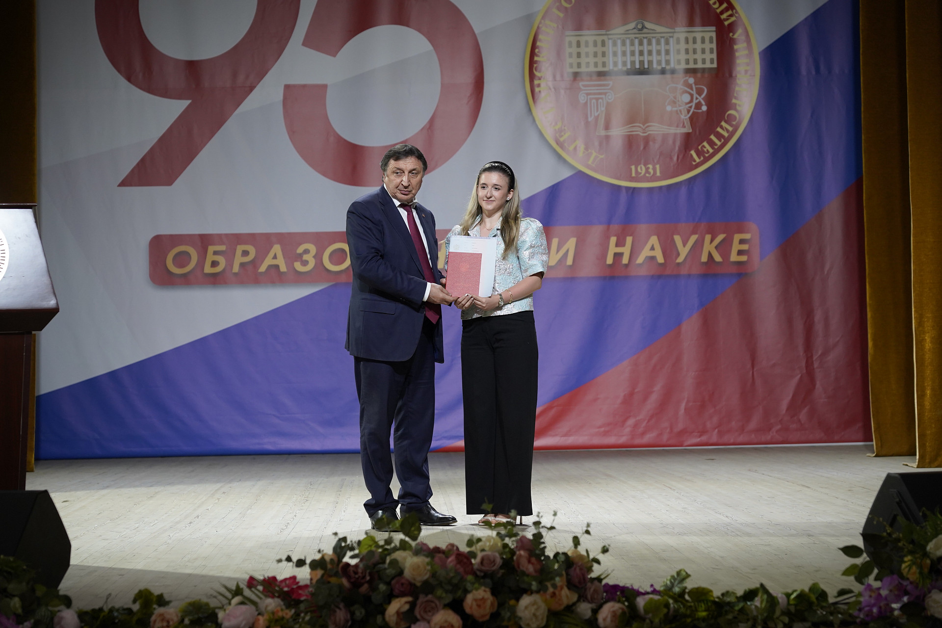 Лучшим выпускникaм ДГУ вручили крaсные дипломы