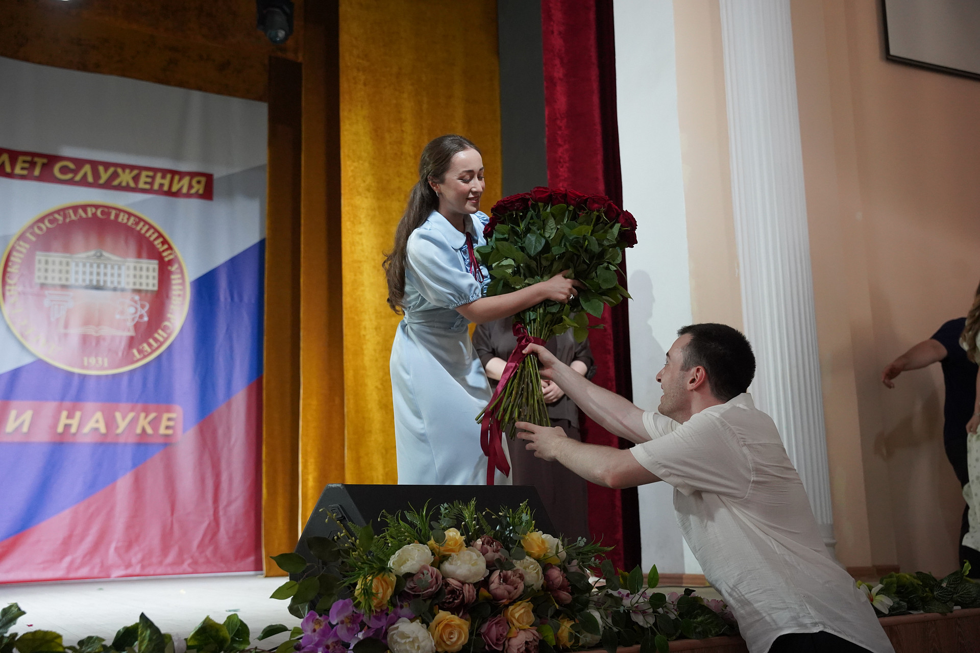 Лучшим выпускникaм ДГУ вручили крaсные дипломы