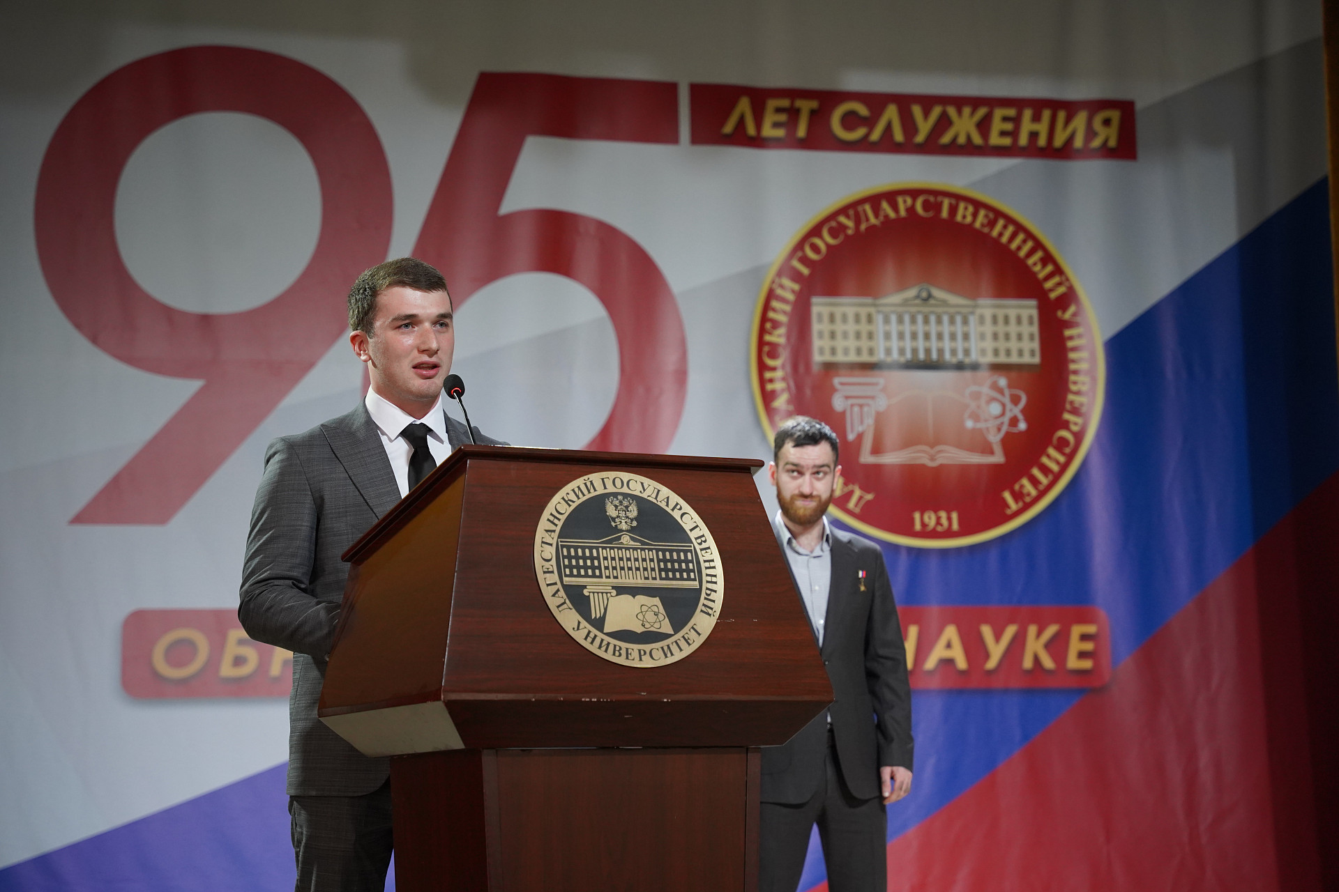 Лучшим выпускникaм ДГУ вручили крaсные дипломы