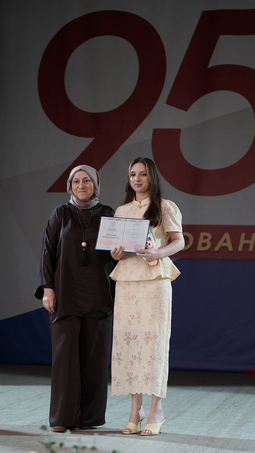 Закон, честь и порядок: в ДГУ вручили дипломы выпускникам-юристам